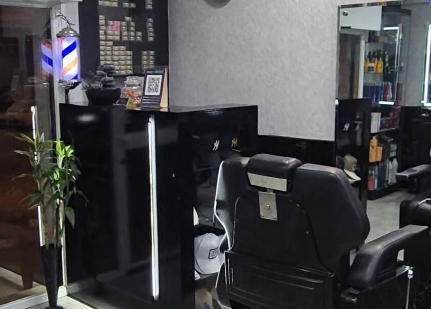 Interior elegante de peluquería en Elegante, Manta, Manabí, EC con sillas y espejos modernos.