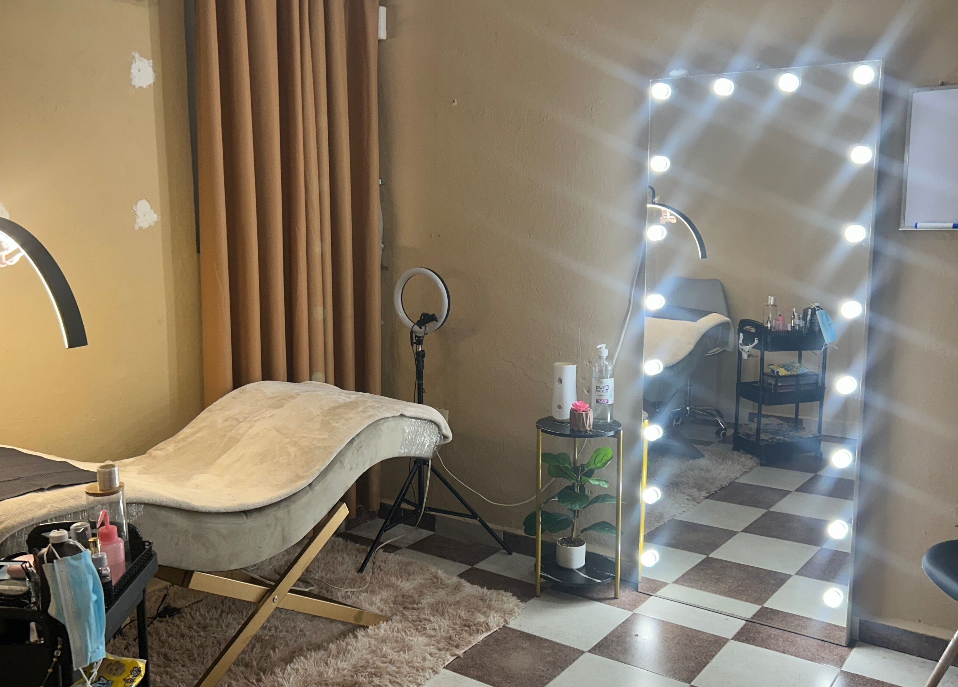 Relaxing beauty space at Cindy, Cosoleacaque, Veracruz, MX with cozy lighting and plush treatments.