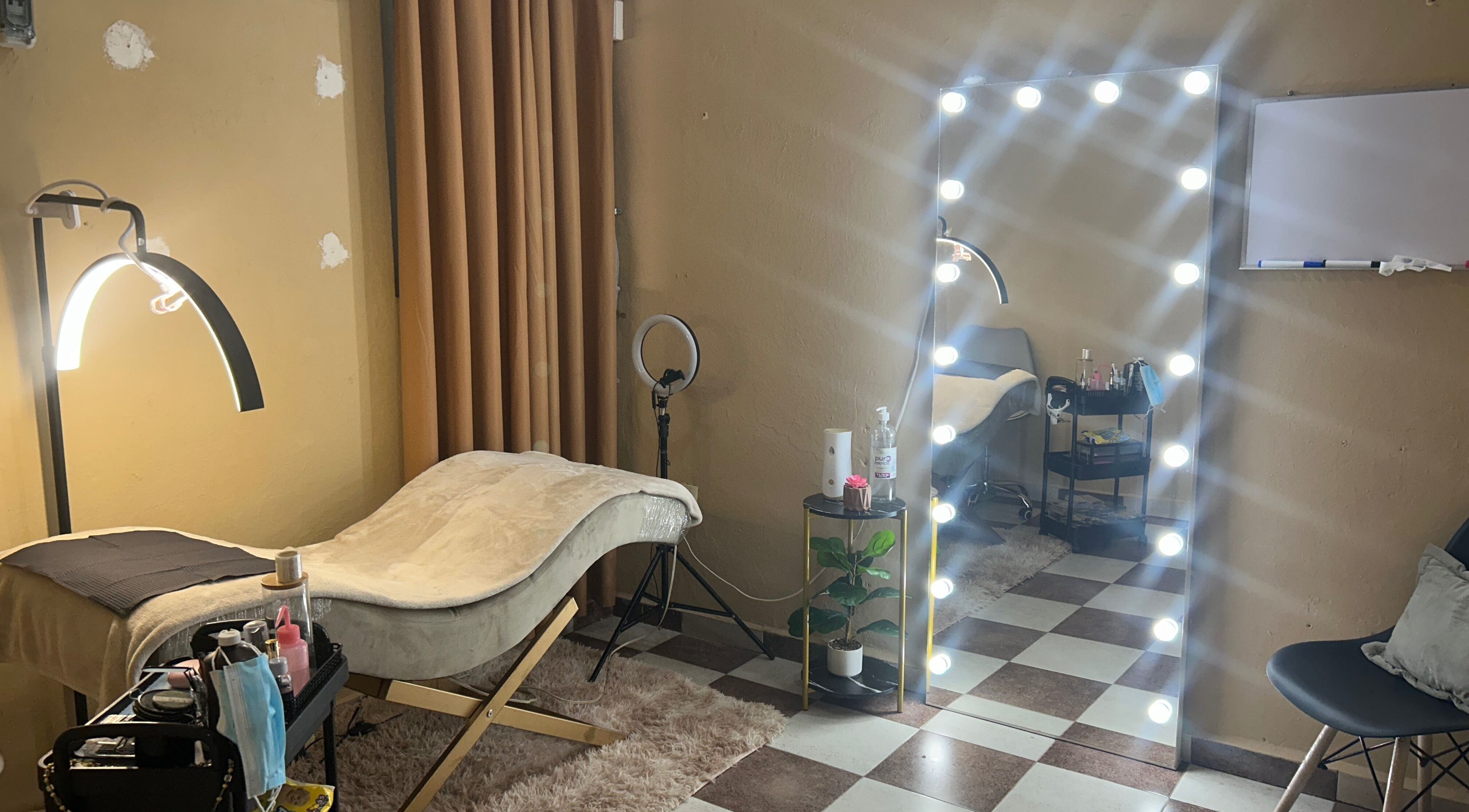 Relaxing beauty space at Cindy, Cosoleacaque, Veracruz, MX with cozy lighting and plush treatments.