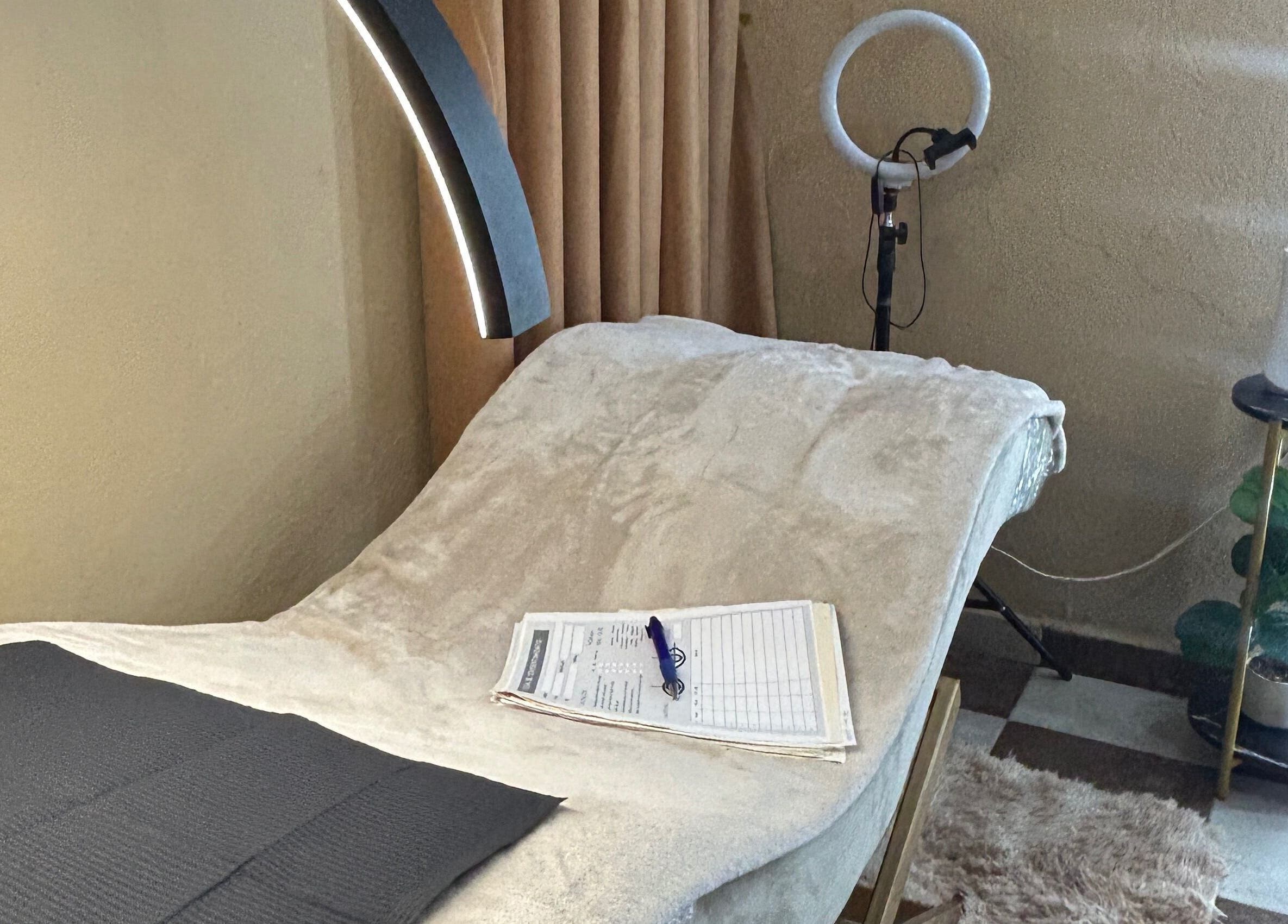 A serene treatment room at Cindy, Cosoleacaque, Veracruz, MX with a plush bed and soft lighting.