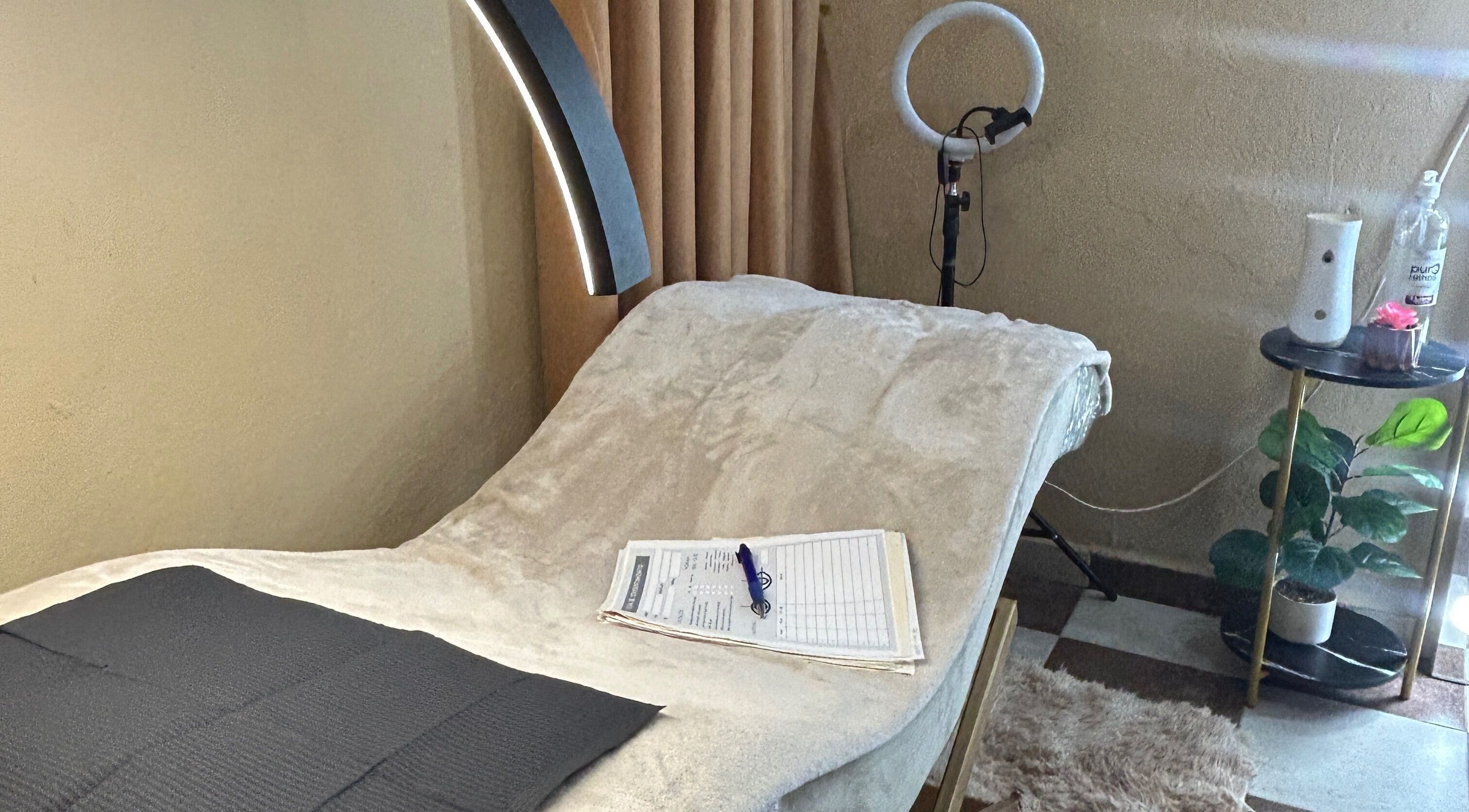 A serene treatment room at Cindy, Cosoleacaque, Veracruz, MX with a plush bed and soft lighting.