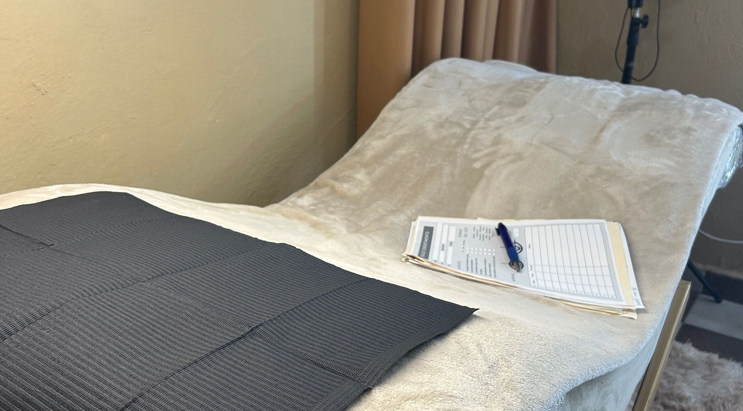 Relaxing treatment bed at Cindy, Cosoleacaque, Veracruz, MX, ready for a soothing wellness experience.