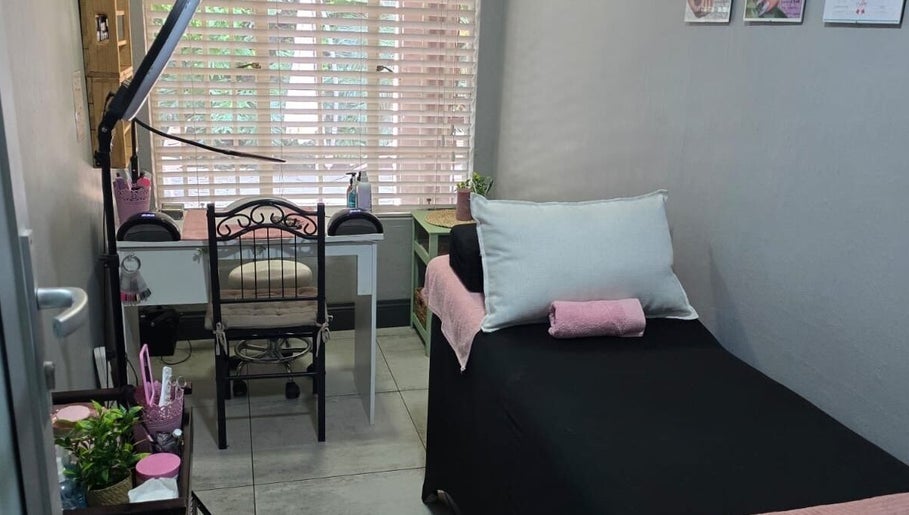 Comfortable treatment room at Leoné Scheepers Beauty in Pretoria, Gauteng, ZA with bed and desk setup.