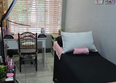 Comfortable treatment room at Leoné Scheepers Beauty in Pretoria, Gauteng, ZA with bed and desk setup.
