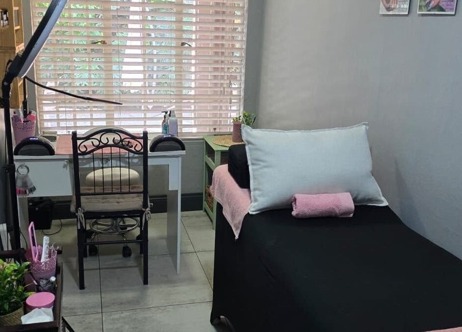 Comfortable treatment room at Leoné Scheepers Beauty in Pretoria, Gauteng, ZA with bed and desk setup.