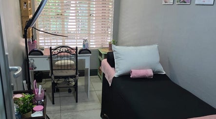 Comfortable treatment room at Leoné Scheepers Beauty in Pretoria, Gauteng, ZA with bed and desk setup.