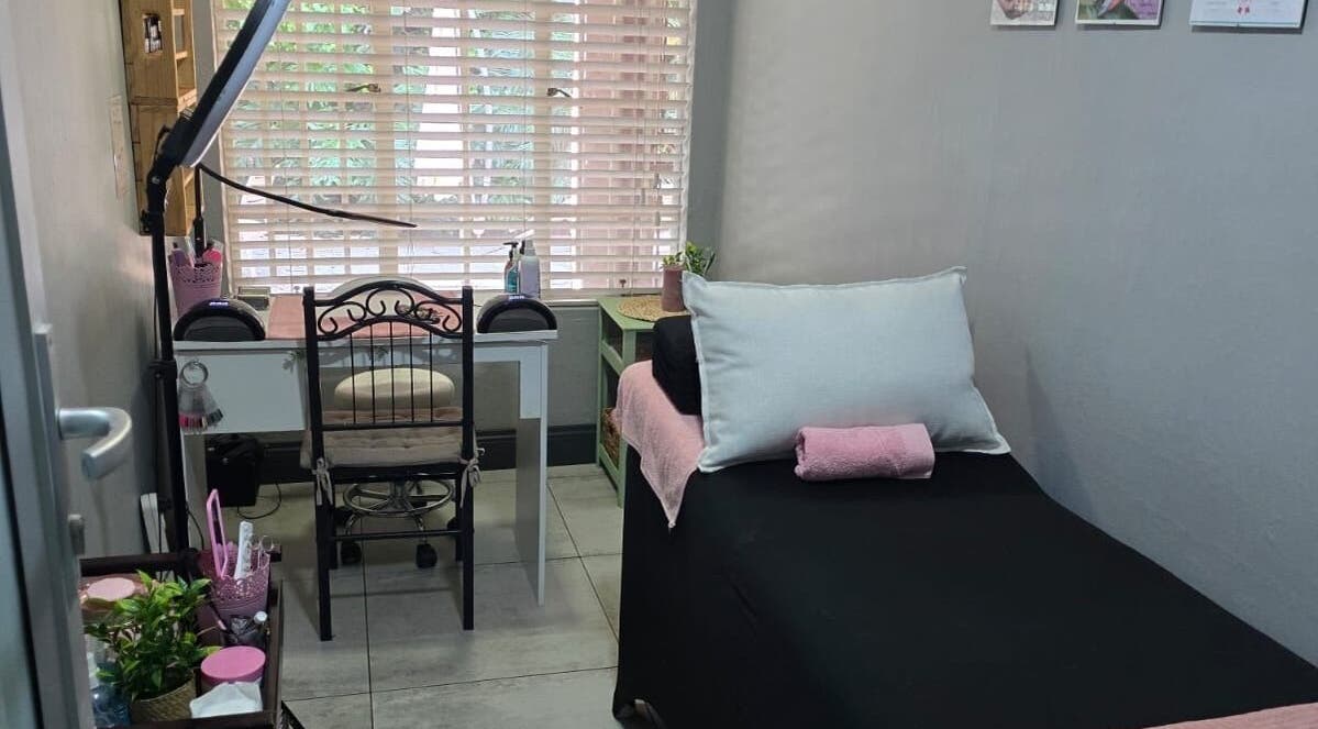 Comfortable treatment room at Leoné Scheepers Beauty in Pretoria, Gauteng, ZA with bed and desk setup.