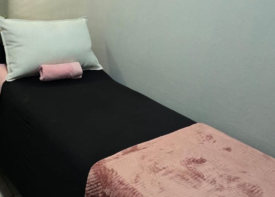 Relaxing treatment bed at Leoné Scheepers Beauty in Pretoria, Gauteng, ZA, featuring cozy pink accents.