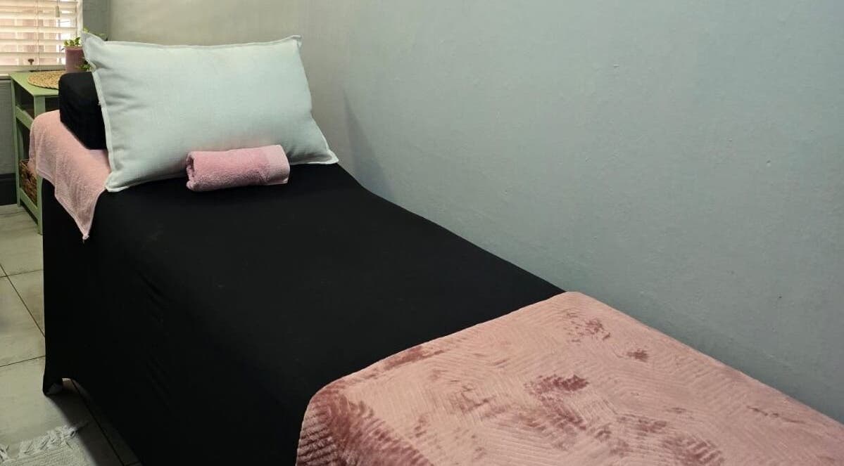 Relaxing treatment bed at Leoné Scheepers Beauty in Pretoria, Gauteng, ZA, featuring cozy pink accents.
