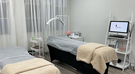 Cozy treatment room at Lash.PrettyUp, Melbourne, Victoria, AU, featuring two comfortable spa beds and soft lighting.