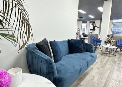 Luxurious seating area at Lash.PrettyUp in Melbourne, Victoria, AU featuring blue velvet sofas and chic decor.