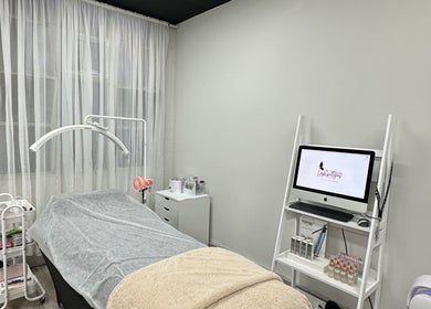 Elegant Lash.PrettyUp treatment room in Melbourne, Victoria, AU with a cozy bed and modern equipment.