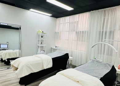 Tranquil spa room at Lash.PrettyUp, Melbourne, Victoria, AU with elegant decor and treatment beds.
