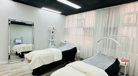 Tranquil spa room at Lash.PrettyUp, Melbourne, Victoria, AU with elegant decor and treatment beds.