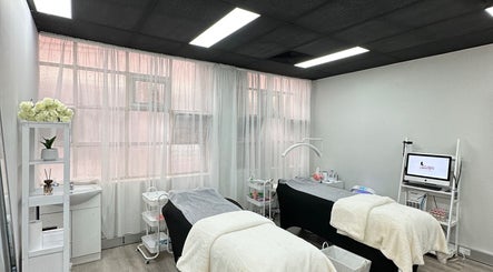 Lash.PrettyUp therapy room in Melbourne, Victoria, AU with two massage tables and serene decor.