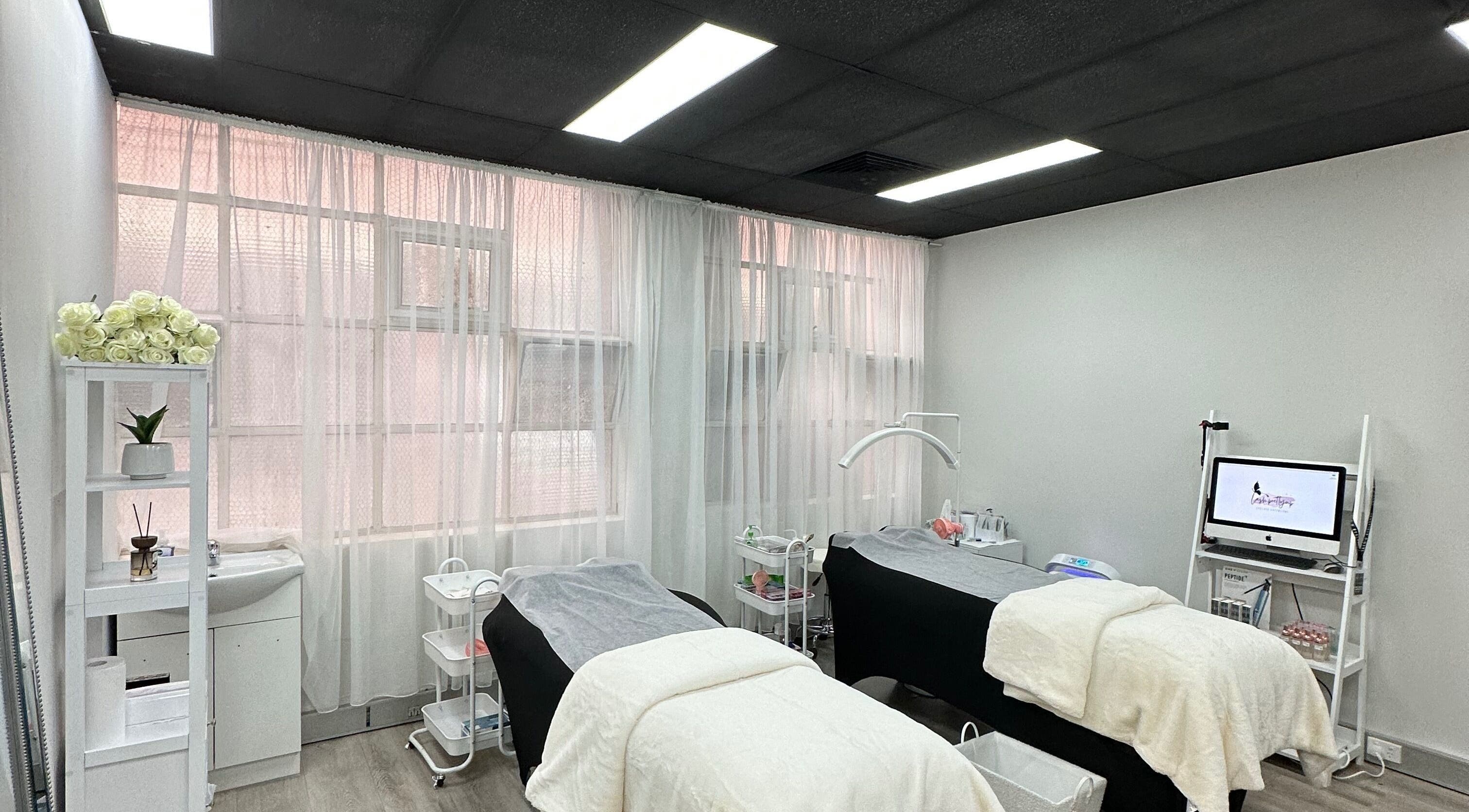 Lash.PrettyUp therapy room in Melbourne, Victoria, AU with two massage tables and serene decor.