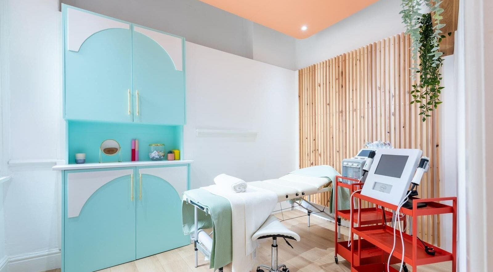 Tranquil spa room at Dr Jaymi Aesthetics, Manchester, England, GB with modern equipment and soothing decor.