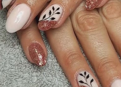 Beautiful glitter and leaf nail art at BellaZoe Nail Salon, Klerksdorp, North West, ZA.
