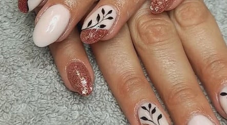 Beautiful glitter and leaf nail art at BellaZoe Nail Salon, Klerksdorp, North West, ZA.