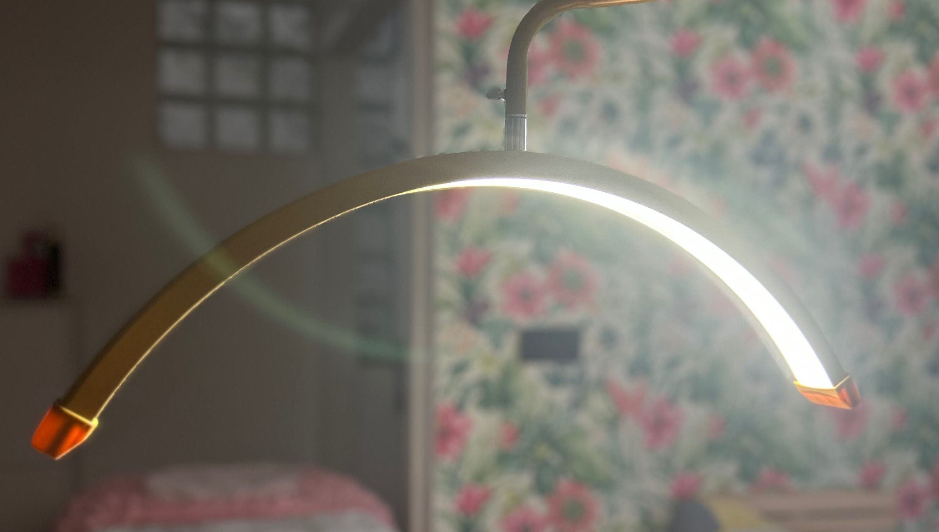 Luz moderna en Lashbycarmen, Roquetas De Mar, Andalucía, ES, resalta la decoración floral del salón.