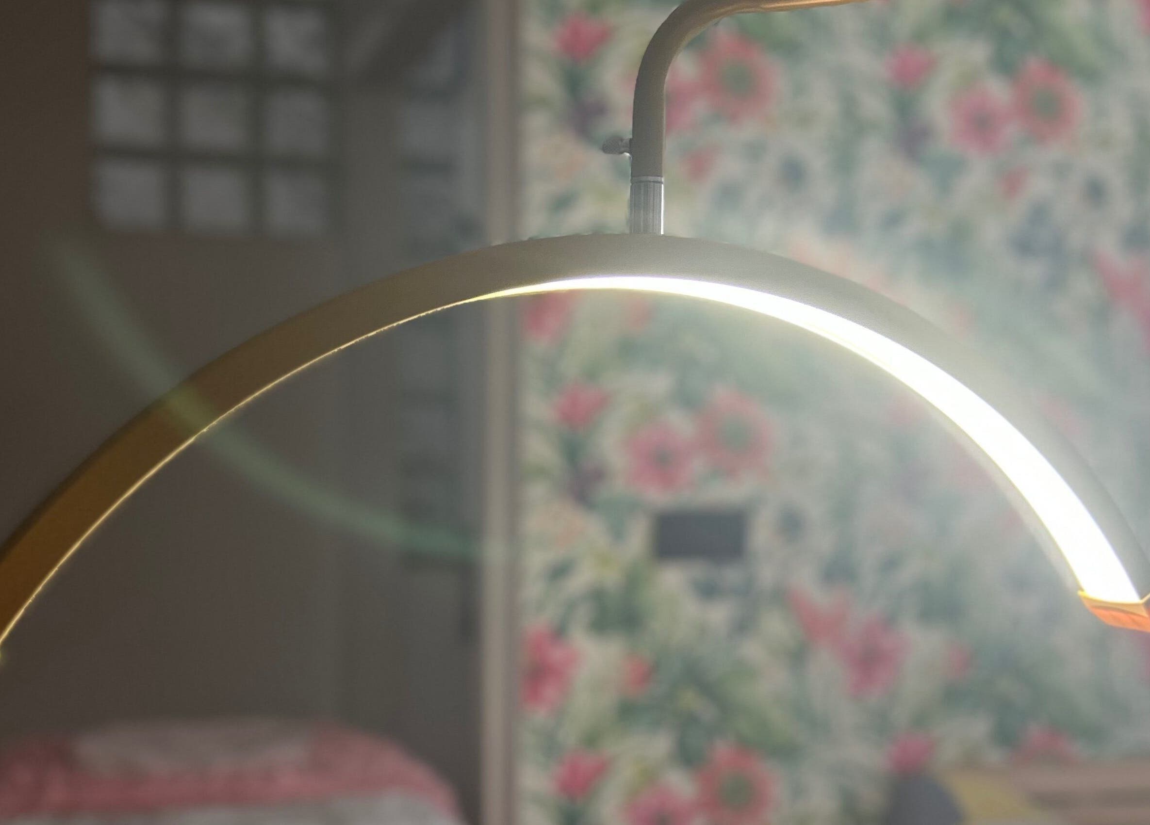 Luz moderna en Lashbycarmen, Roquetas De Mar, Andalucía, ES, resalta la decoración floral del salón.