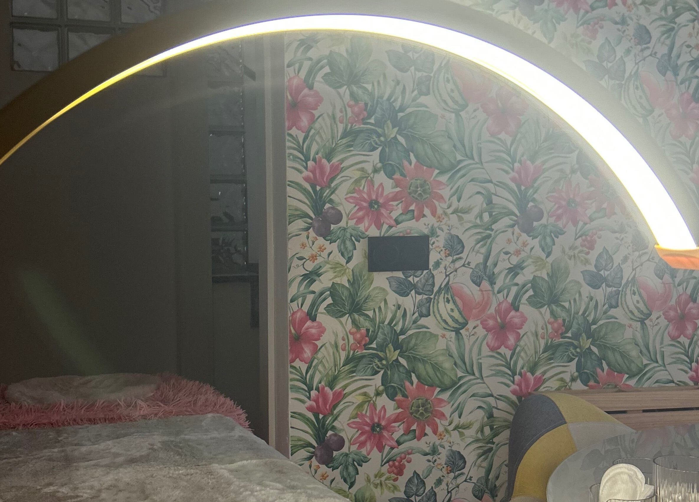 Sala de tratamiento en Lashbycarmen, Roquetas De Mar, Andalucía, ES, con lámpara y decorado floral.