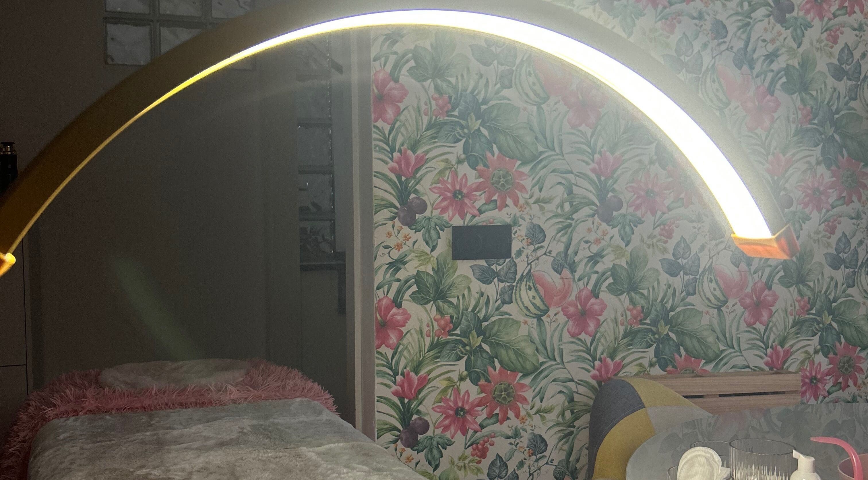 Sala de tratamiento en Lashbycarmen, Roquetas De Mar, Andalucía, ES, con lámpara y decorado floral.