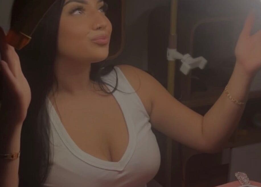 Mujer elegante en sesión en Lashbycarmen, Roquetas De Mar, Andalucía, ES, bajo una luz tenue, reflejando tranquilidad.