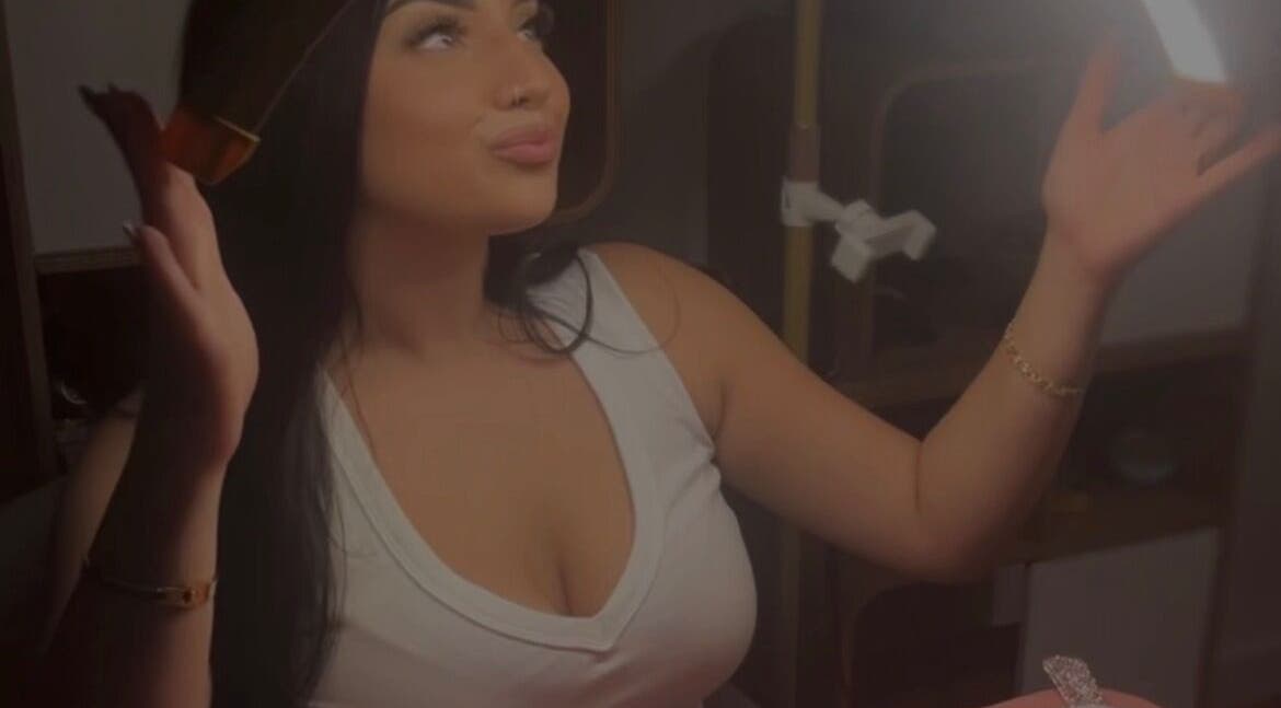 Mujer elegante en sesión en Lashbycarmen, Roquetas De Mar, Andalucía, ES, bajo una luz tenue, reflejando tranquilidad.