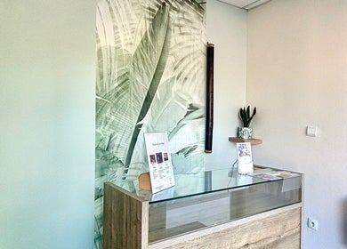 Réception moderne à Institut c’zen, Artix, Nouvelle-Aquitaine, FR, avec décor végétal apaisant.