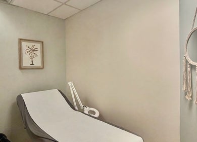 Salle de soin paisible à Institut c’zen, Artix, Nouvelle-Aquitaine, FR avec lit de massage.
