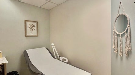 Salle de soin paisible à Institut c’zen, Artix, Nouvelle-Aquitaine, FR avec lit de massage.