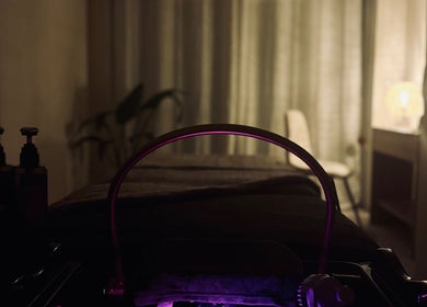 Salle de soin relaxante à l'Institut c’zen, Artix, Nouvelle-Aquitaine, FR, avec éclairage doux.