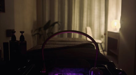 Salle de soin relaxante à l'Institut c’zen, Artix, Nouvelle-Aquitaine, FR, avec éclairage doux.