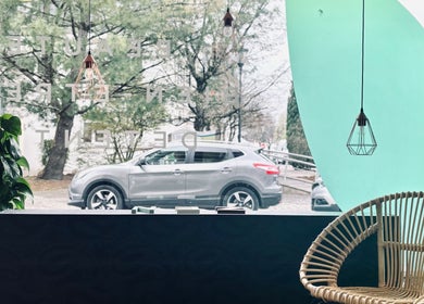 Intérieur élégant de l'Institut c’zen à Artix, Nouvelle-aquitaine, FR, avec chaise en osier et fenêtre.