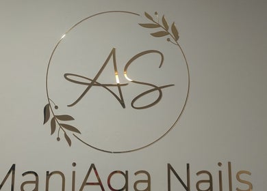 Logo ManiAga Nails na ścianie w Gliwice, Województwo Śląskie, PL, podkreślające elegancję i styl.