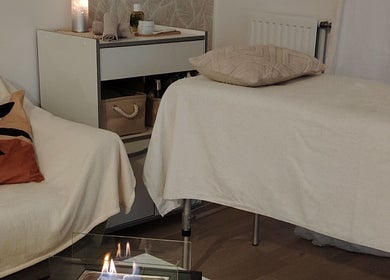 Salle de soins apaisante chez H'elo skin and beauty à Orgeval, Île-de-France, FR, avec table de massage.