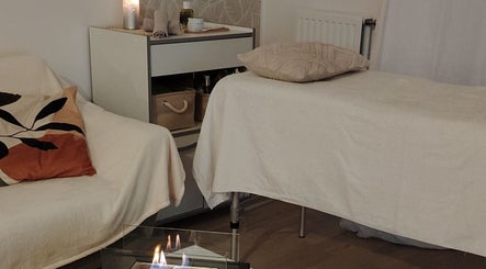 Salle de soins apaisante chez H'elo skin and beauty à Orgeval, Île-de-France, FR, avec table de massage.