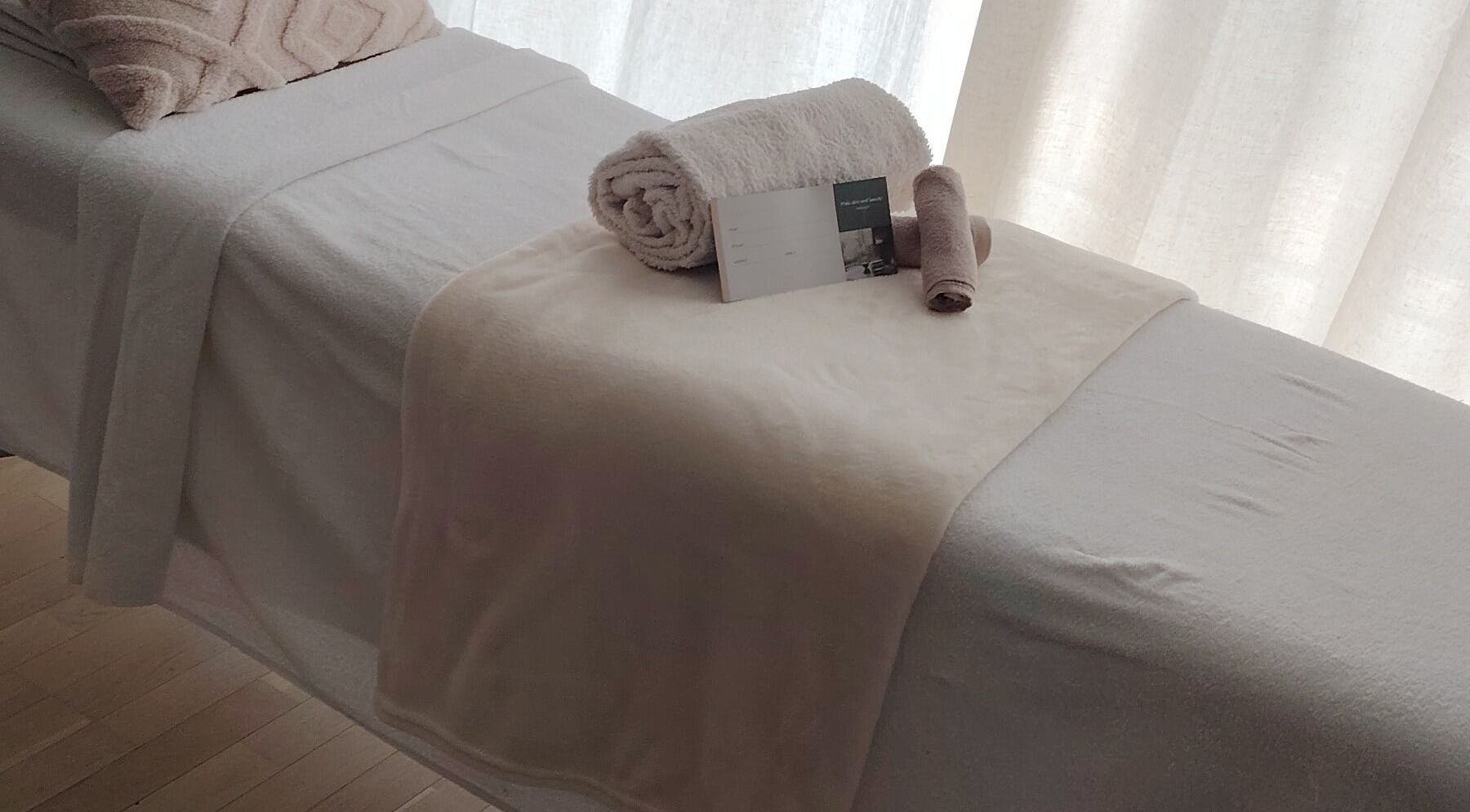 Lit de spa préparé chez H'elo skin and beauty, Orgeval, Île-de-France, FR, pour des soins de bien-être.