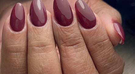 Elegant burgundy nails at EriFBeauty, Rio Tinto, Porto, PT, showcasing professional manicure artistry.