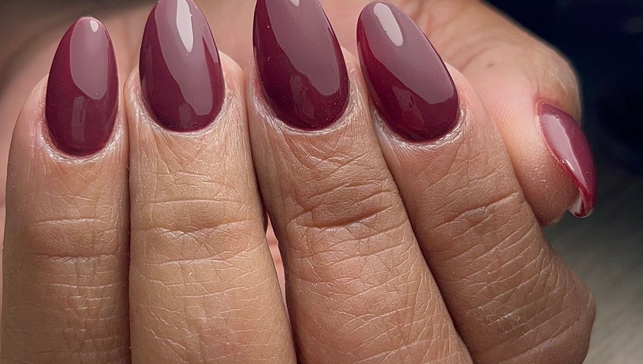 Burgundy gel manicure at Eri F Beauty, Rio Tinto, Porto, PT. Perfect for stylish, vibrant nails.