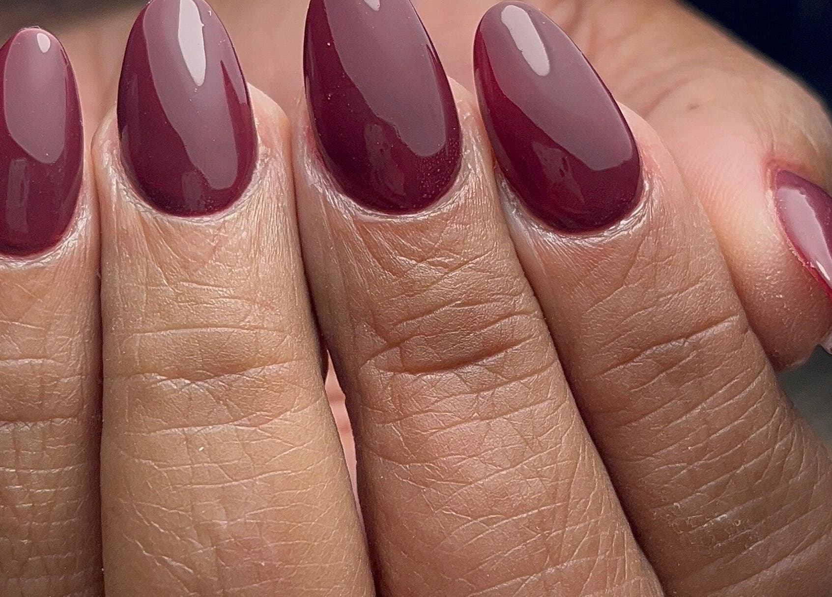 Burgundy gel manicure at Eri F Beauty, Rio Tinto, Porto, PT. Perfect for stylish, vibrant nails.