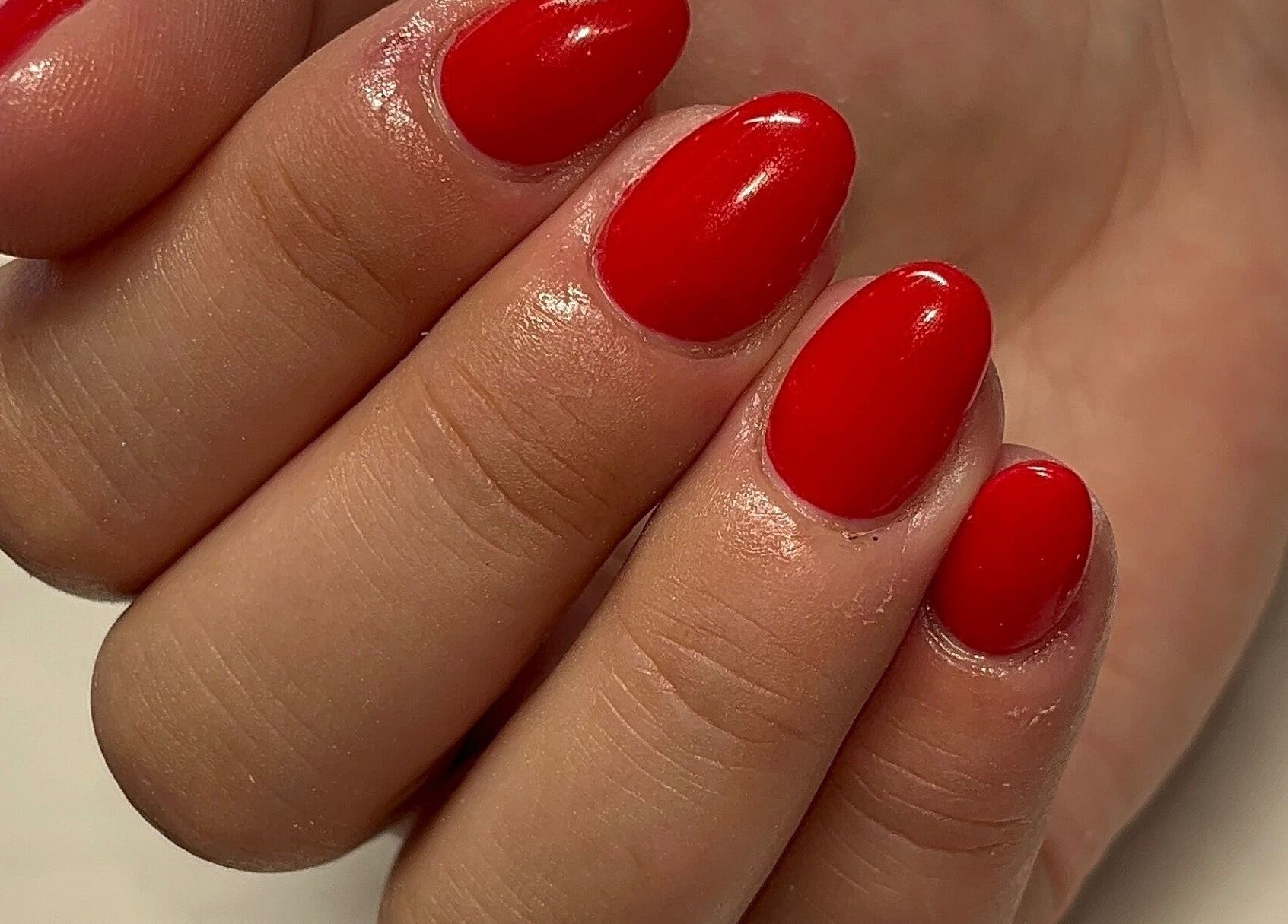 Crimson nails manicure at Eri F Beauty in Rio Tinto, Porto, PT, highlighting glossy elegance.