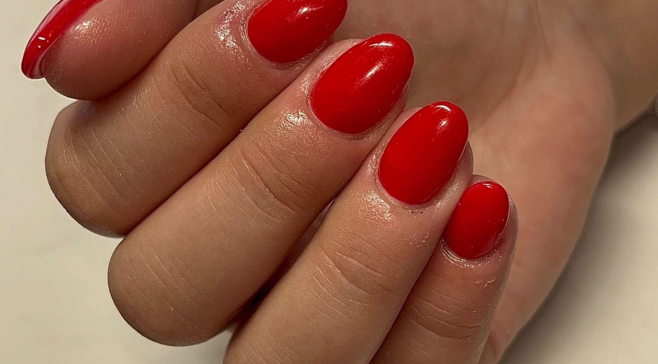Crimson nails manicure at Eri F Beauty in Rio Tinto, Porto, PT, highlighting glossy elegance.