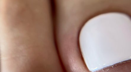 Close-up of a manicured nail with white polish at Eri F Beauty, Rio Tinto, Porto, PT.