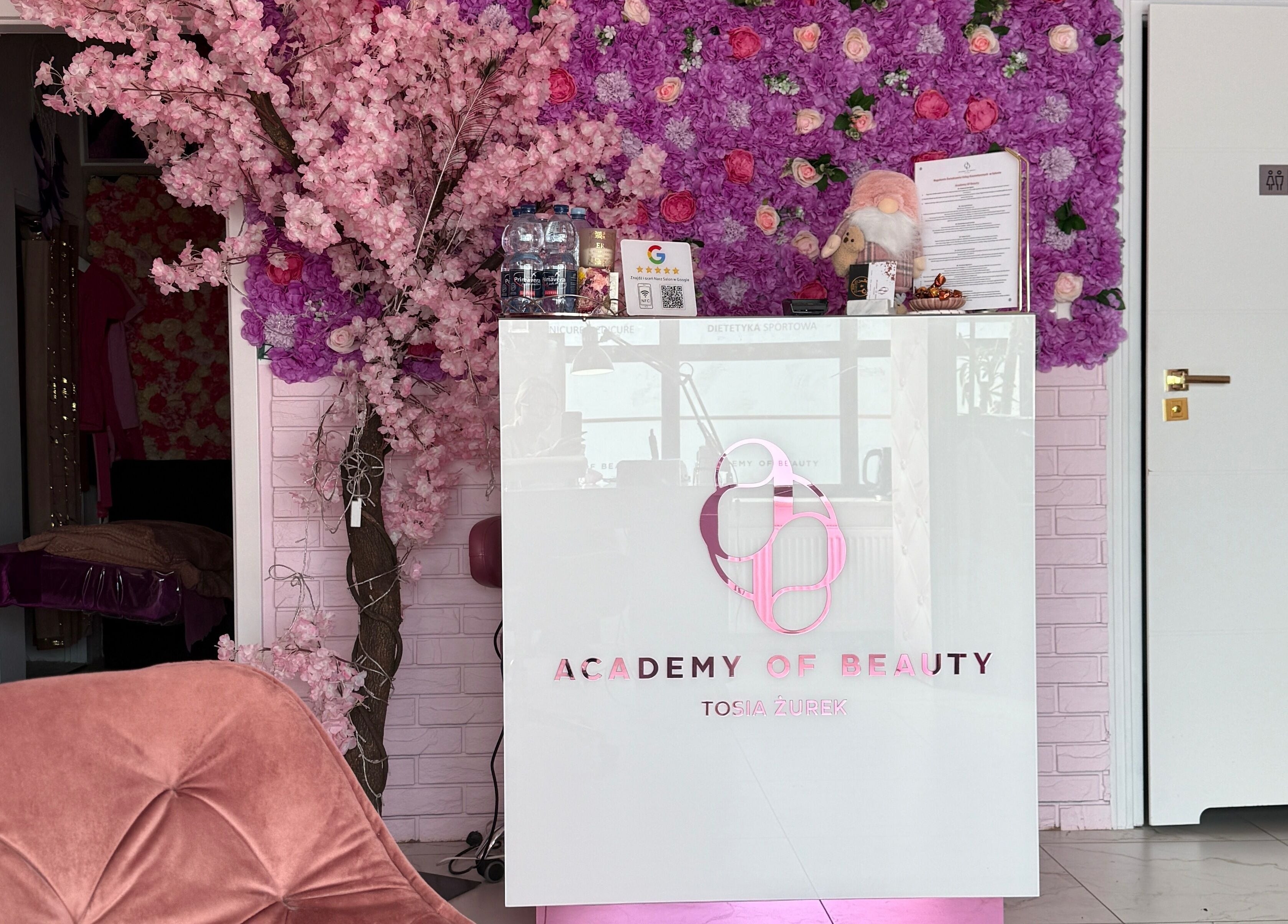 Цветочный интерьер в AmelinaNailss, Варшава, Войводство Мазовецкое, PL.