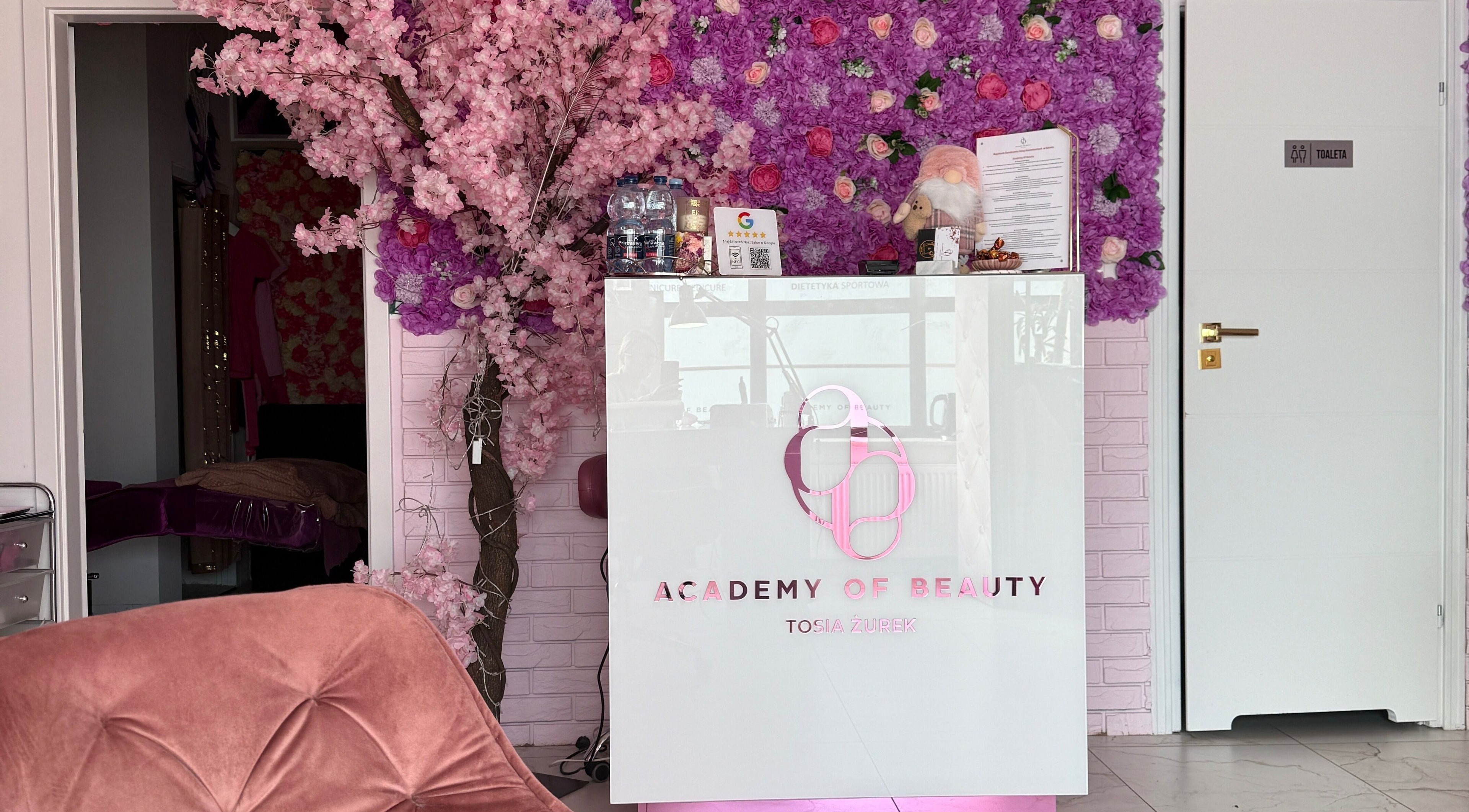 Цветочный интерьер в AmelinaNailss, Варшава, Войводство Мазовецкое, PL.