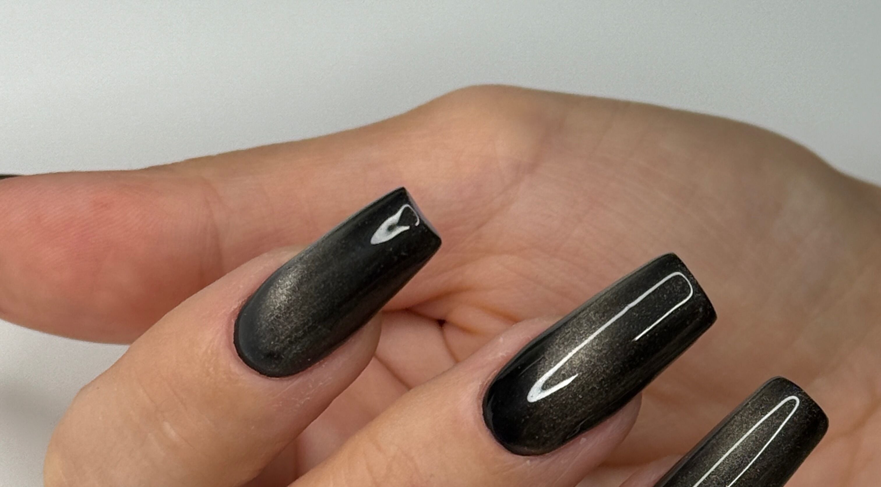 Элегантный черный маникюр в AmelinaNailss, Warszawa, Województwo Mazowieckie, PL.