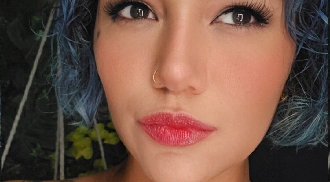 Primer plano de rostro con cabello azul en She glows blue, Willemstad, Curaçao, CW.