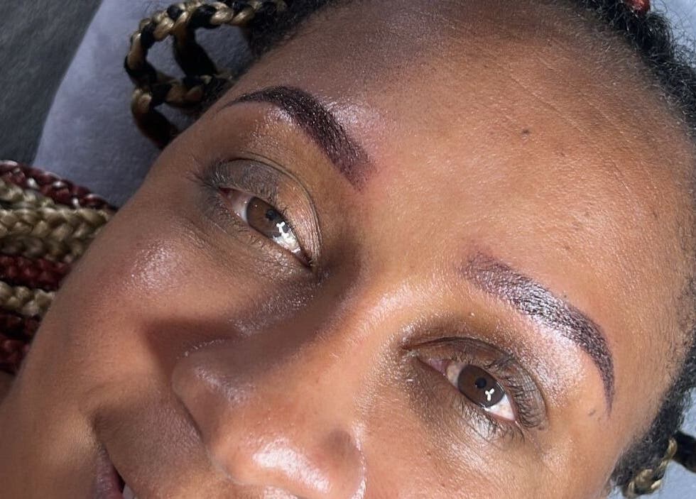 Close-up de cejas perfectamente arregladas en She glows blue, Willemstad, Curaçao, CW.